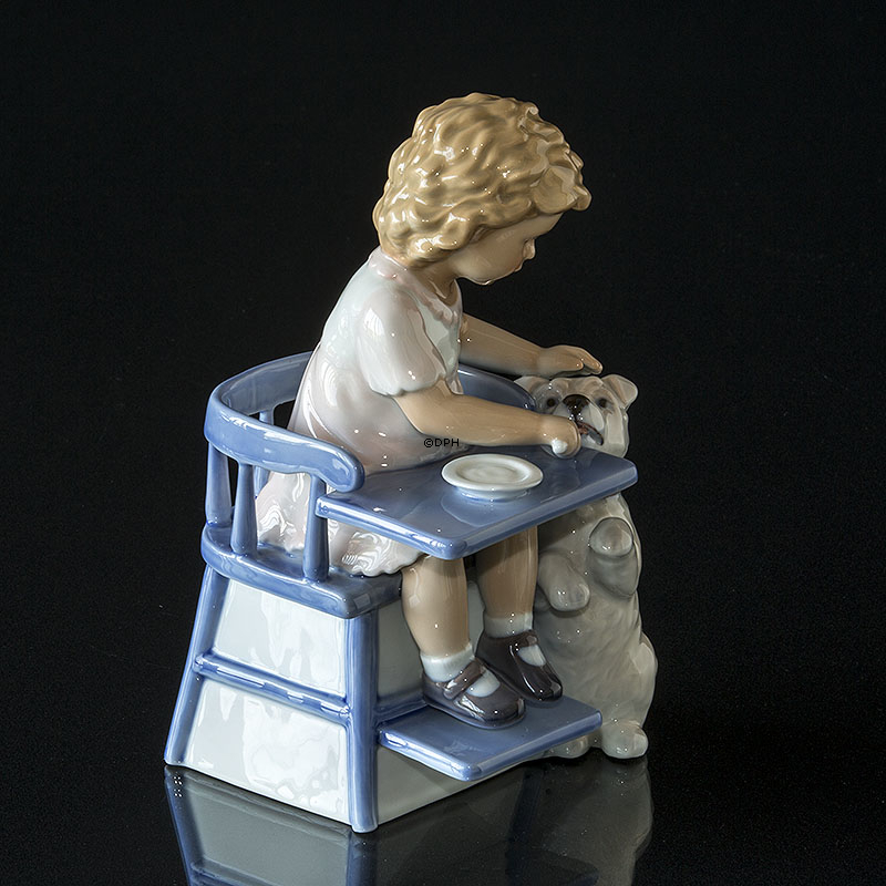 Mädchen füttert Hund, Royal Copenhagen Figur Nr. 451