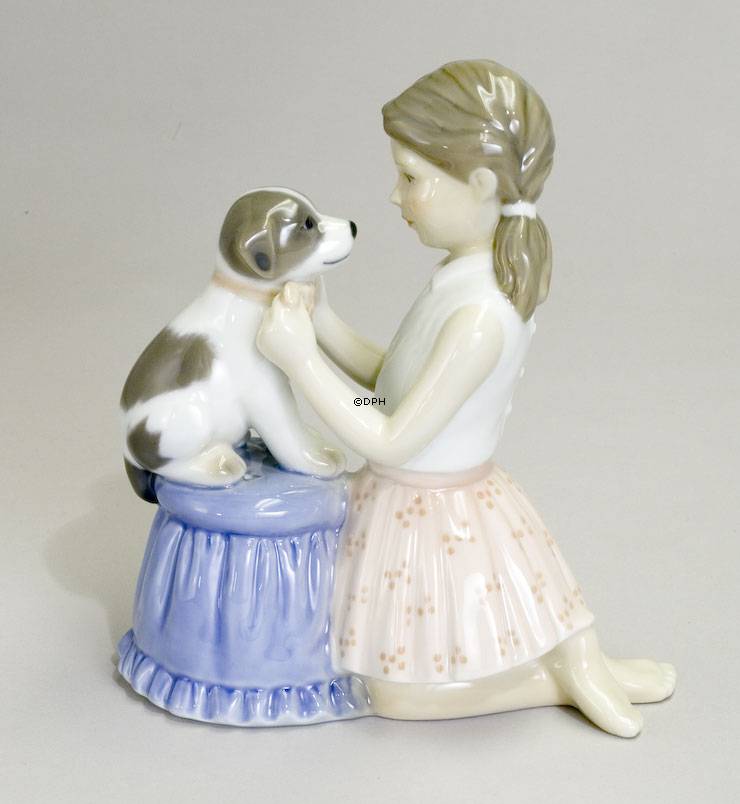 Mädchen probiert eine Krawatte auf dem Hund, Royal Copenhagen Figur Nr. 452