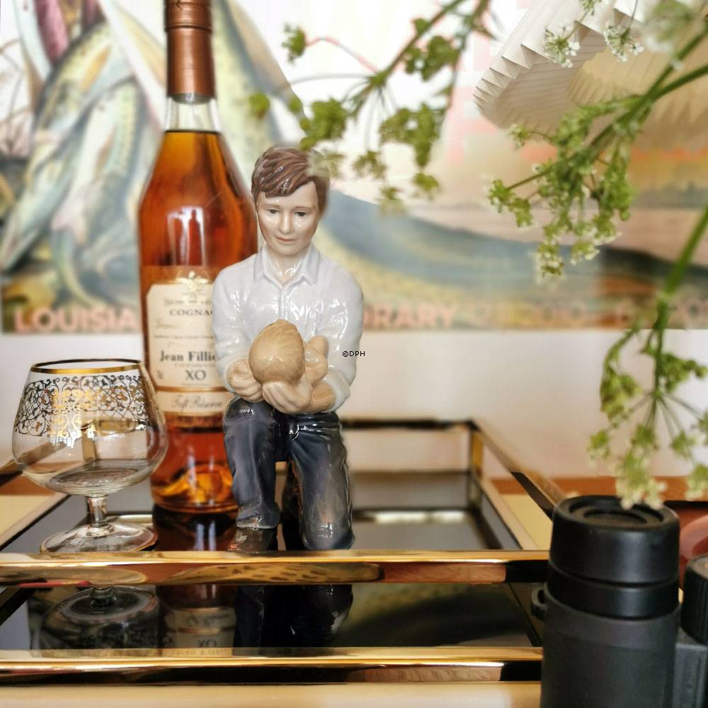 Vater mit schlafendem Baby auf seinem Knie, Royal Copenhagen Figur Nr. 542