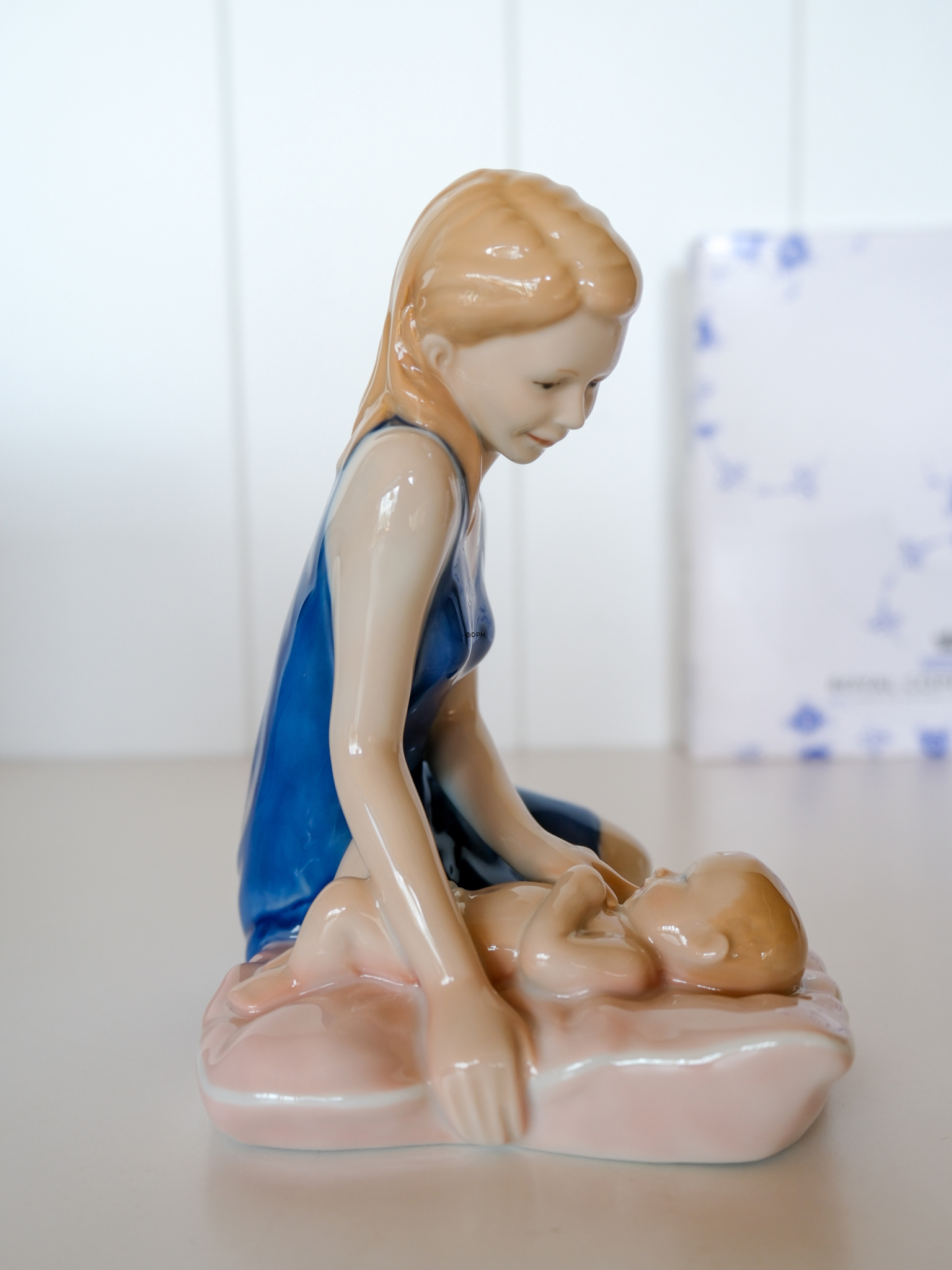 Mutter mit Baby auf Kissen, Royal Copenhagen Figur Nr. 543