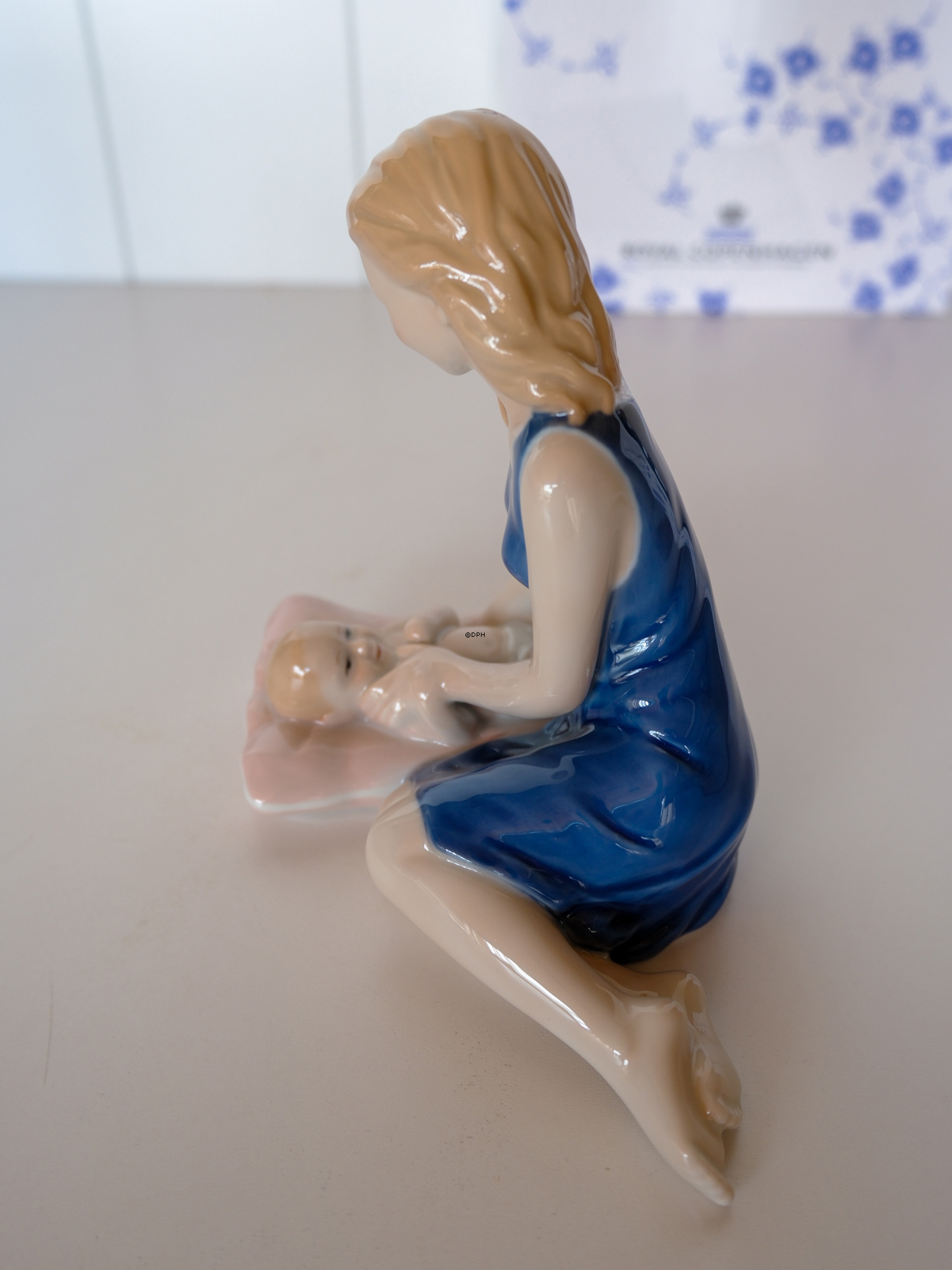 Mutter mit Baby auf Kissen, Royal Copenhagen Figur Nr. 543