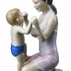 Mutter mit springendem Baby, Royal Copenhagen Figur | Nr. 1249544 | DPH Trading