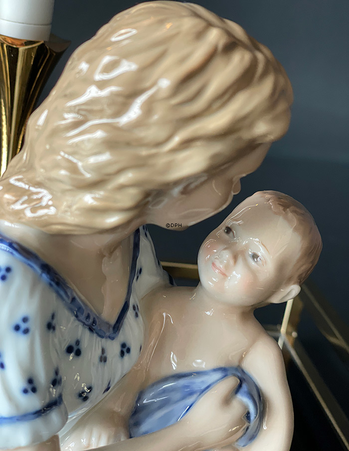 Mutter mit Baby auf dem Schoß, Royal Copenhagen Figur Nr. 545