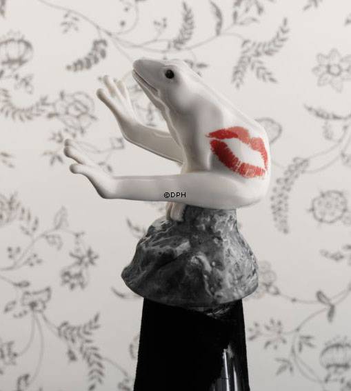 Weißer Frosch mit Kuss, sitzend auf Stein, Royal Copenhagen Figur Nr. 558