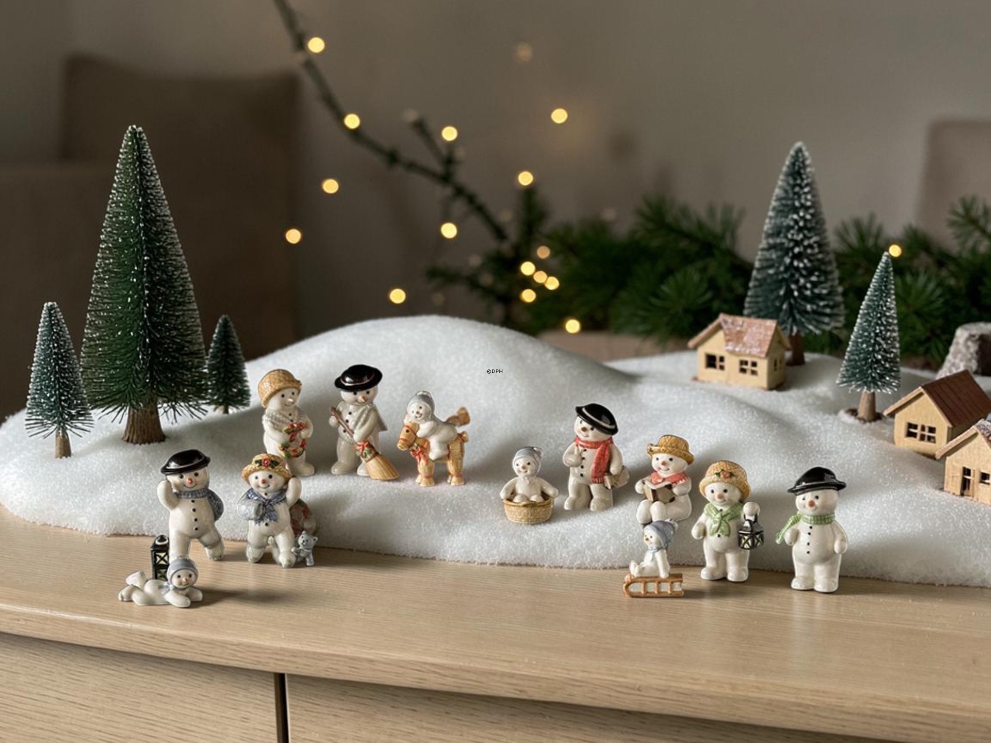 Royal Copenhagen Winterserie 2009 Vater Max mit Besen Schneemann
