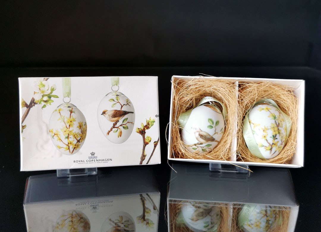 Osterei mit Forsythie und Mönchsgrasmücke, 2 Stück, Royal Copenhagen Osterei 2011
