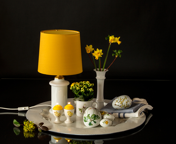 Liegende Bonbonniere mit Gänseblümchen, Royal Copenhagen Osterei 2018