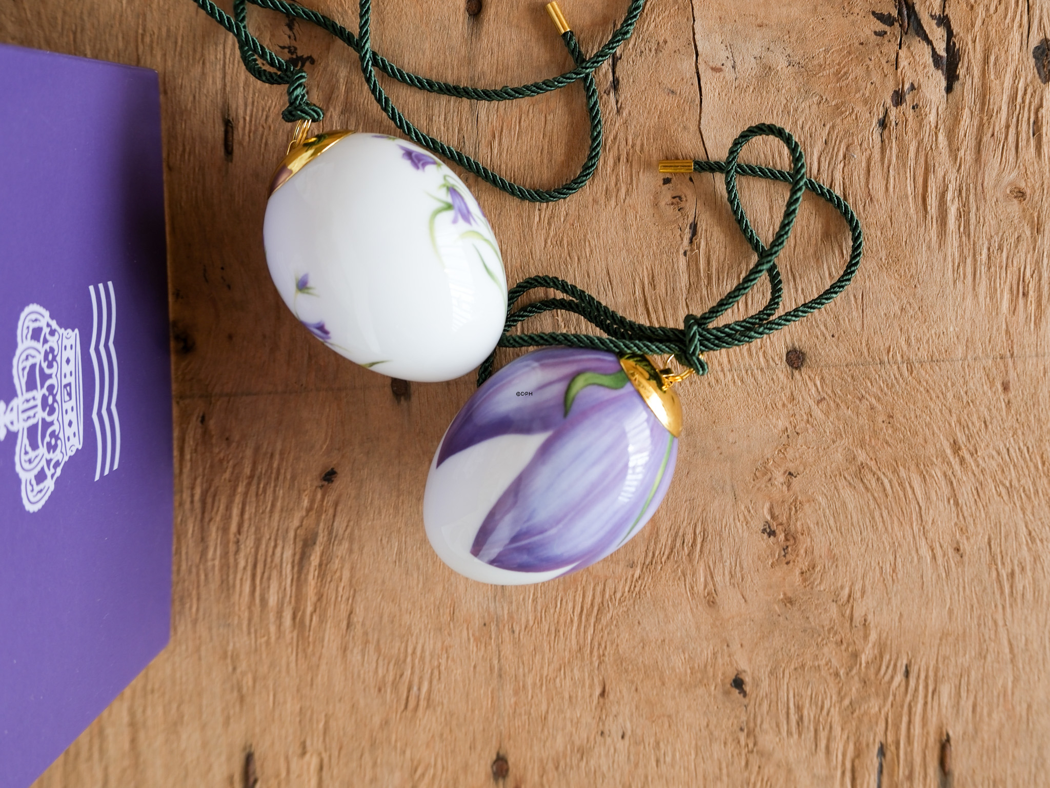 Osterei mit violetter Glockenblume und Glockenblumenblättern, 2 Stk., Royal Copenhagen Osterei 2022