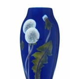 Vase mit Löwenzahn auf blauem Grund, Royal Copenhagen Nr. 740