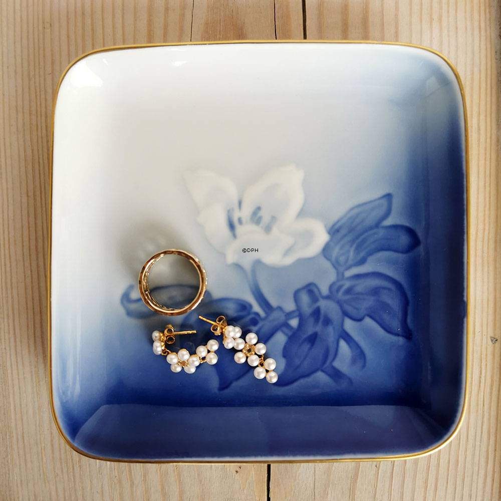 English:
Christmas Rose set small square plate with gold rim Bing & Grøndahl 12.5cm.

German:
Weihnachtsrosen-Set kleiner quadratischer Teller mit Goldrand von Bing & Grøndahl, 12,5 cm.