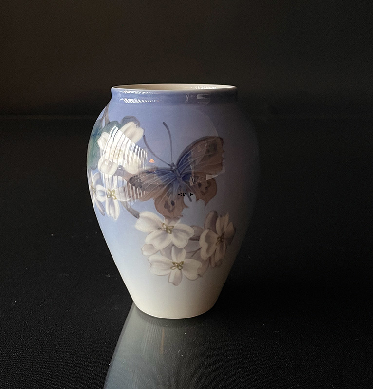 Vase mit blumiger Zweigen und Schmetterling, Royal Copenhagen Nr. 1584-271 oder 759