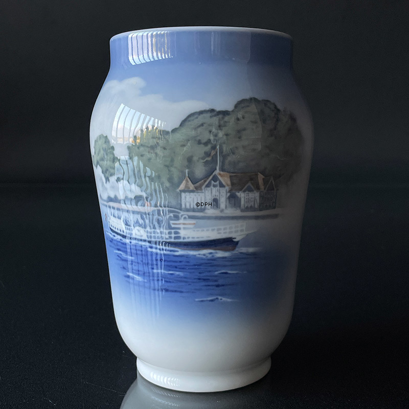 Vase mit Rathaus von Silkeborg an den Seen von Silkeborg, Royal Copenhagen Nr. 399