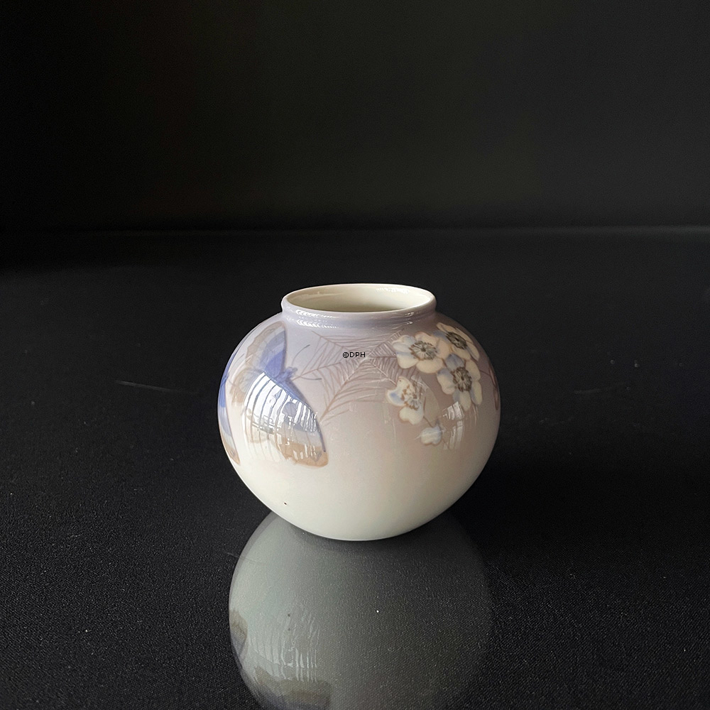 Vase mit Schmetterling, Royal Copenhagen Nr. 418-2390 oder 758