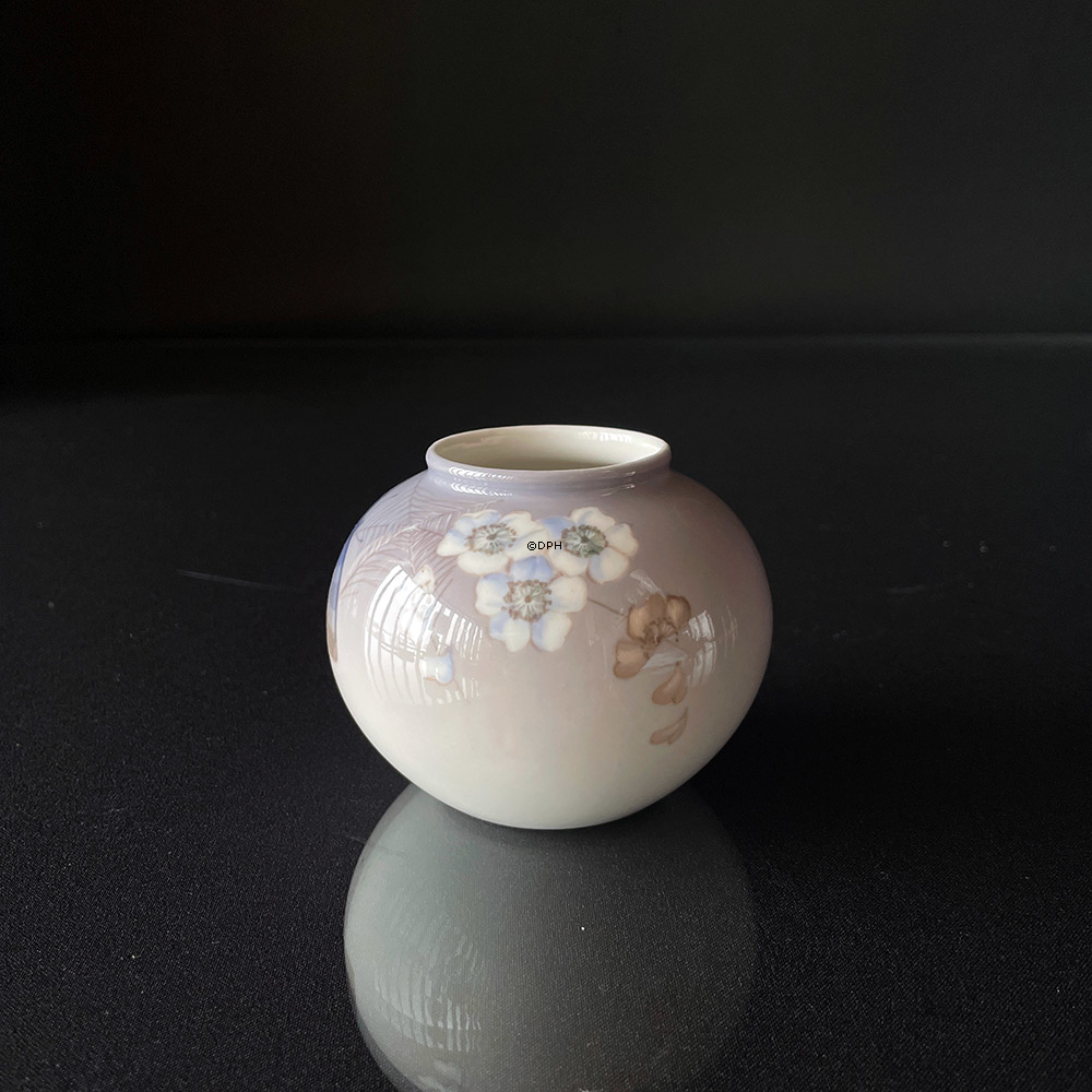 Vase mit Schmetterling, Royal Copenhagen Nr. 418-2390 oder 758