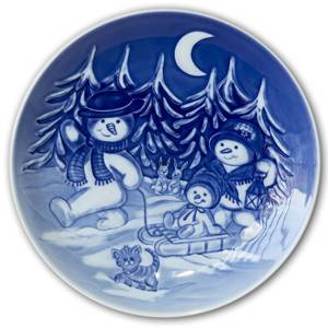 2005 Royal Copenhagen Teller, Winterserie, Die Schneemänner auf einem Ausflug im Wald bei Mondlicht, 2005 | Jahr 2005 | Nr. 1915105 | DPH Trading