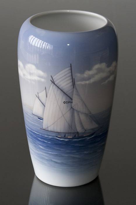 Vase mit großem Segelboot, Royal Copenhagen Nr. 926-5449 oder 749