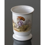 Becher mit Wiberg Wichteln, der auf einer Kiste sitzt, Royal Copenhagen Nr. 2-5436