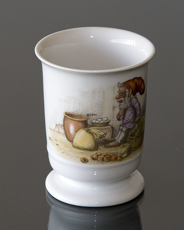 Becher mit Wiberg Wichteln, der auf einer Kiste sitzt, Royal Copenhagen Nr. 2-5436