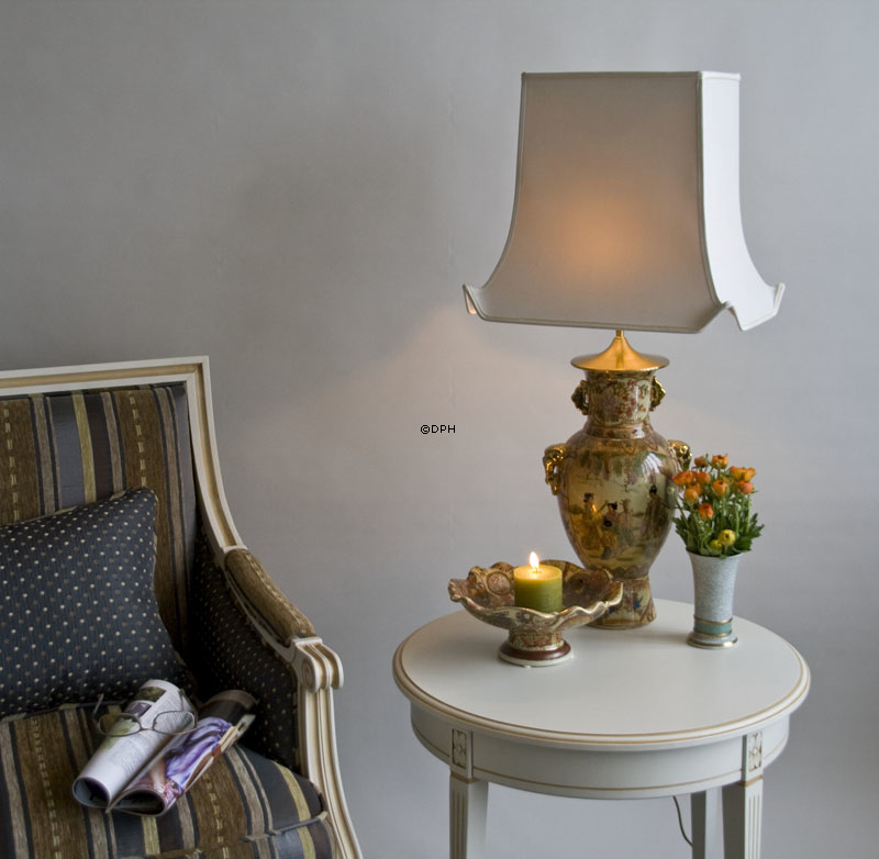 Chinesische Schüssel mit buntem Muster, auf Ständer mit Wellenrand.