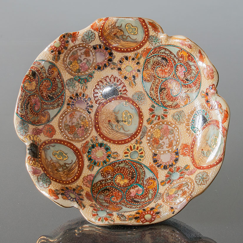 Chinesische Schüssel mit buntem Muster, auf Ständer mit Wellenrand.