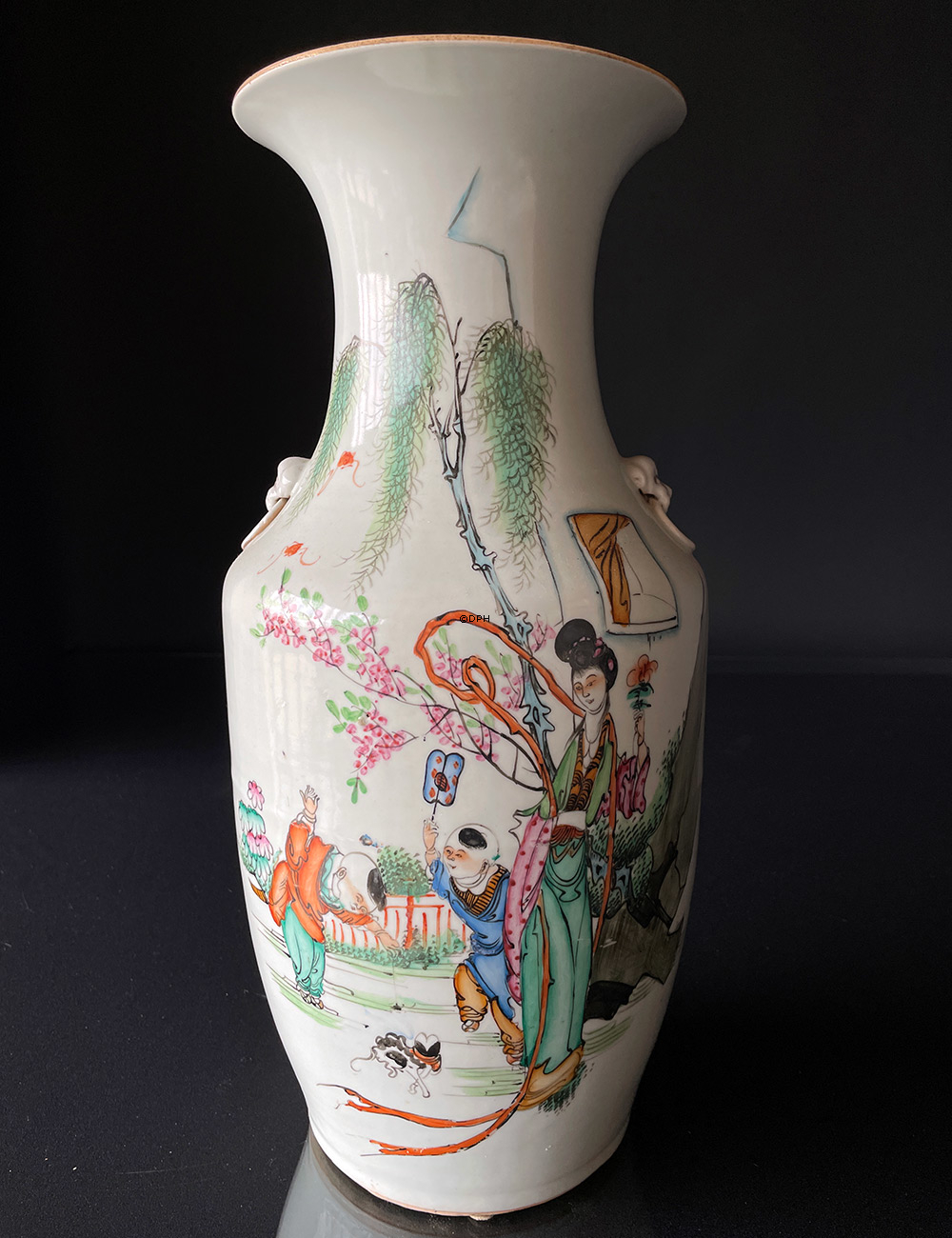 Runde chinesische halbantike Vase