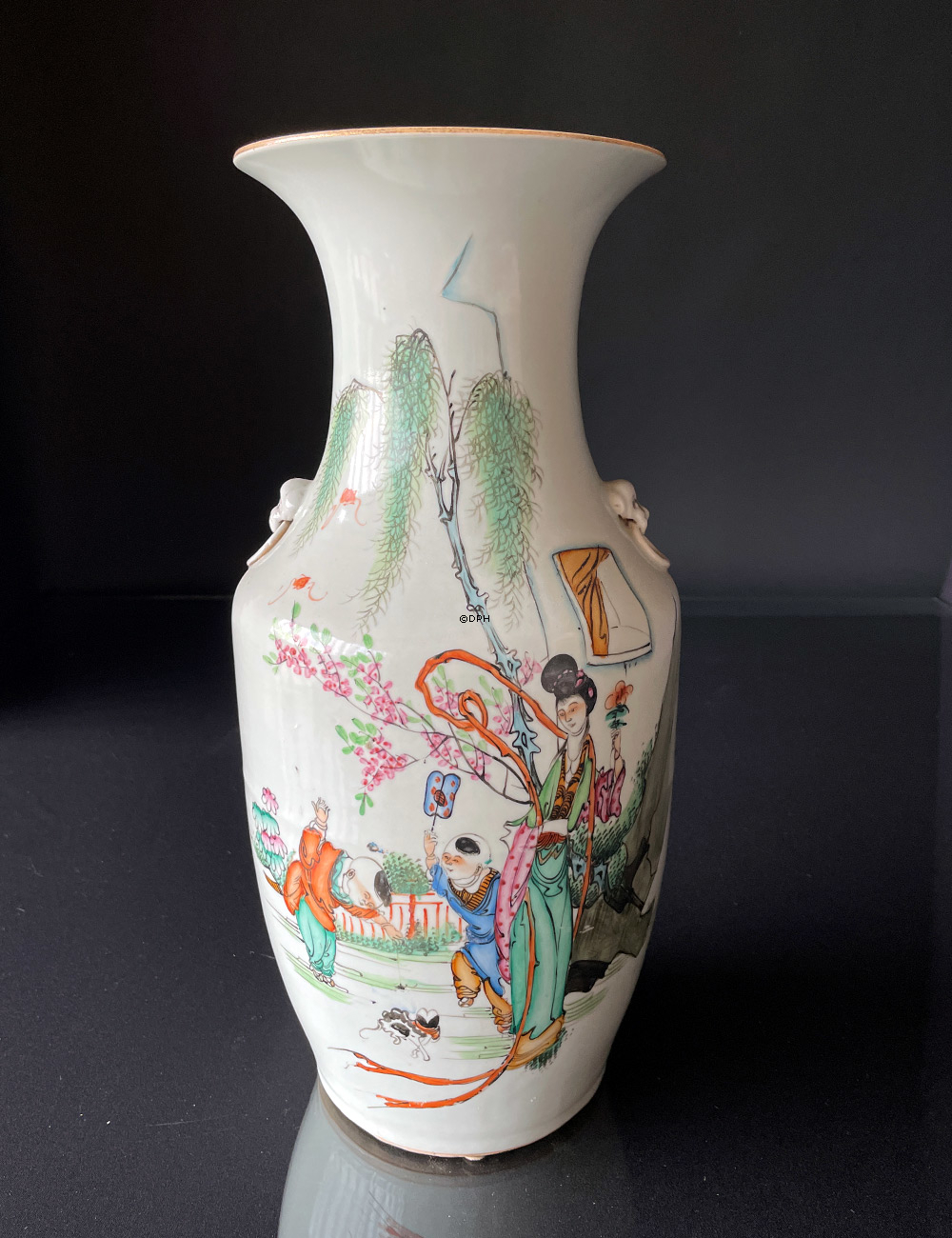 Runde chinesische halbantike Vase