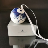 MEGA Blau Gerippt Ornament, nr. 1.,  weiß / blau mit Satinband, Royal Copenhagen