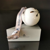 MEGA Blau Gerippt Ornament, nr. 4., weiß /silber mit Satinband, Royal Copenhagen