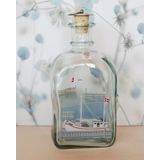 Holmegaard Sommer Glasflasche mit Fischkutter in einer Hafenumgebung