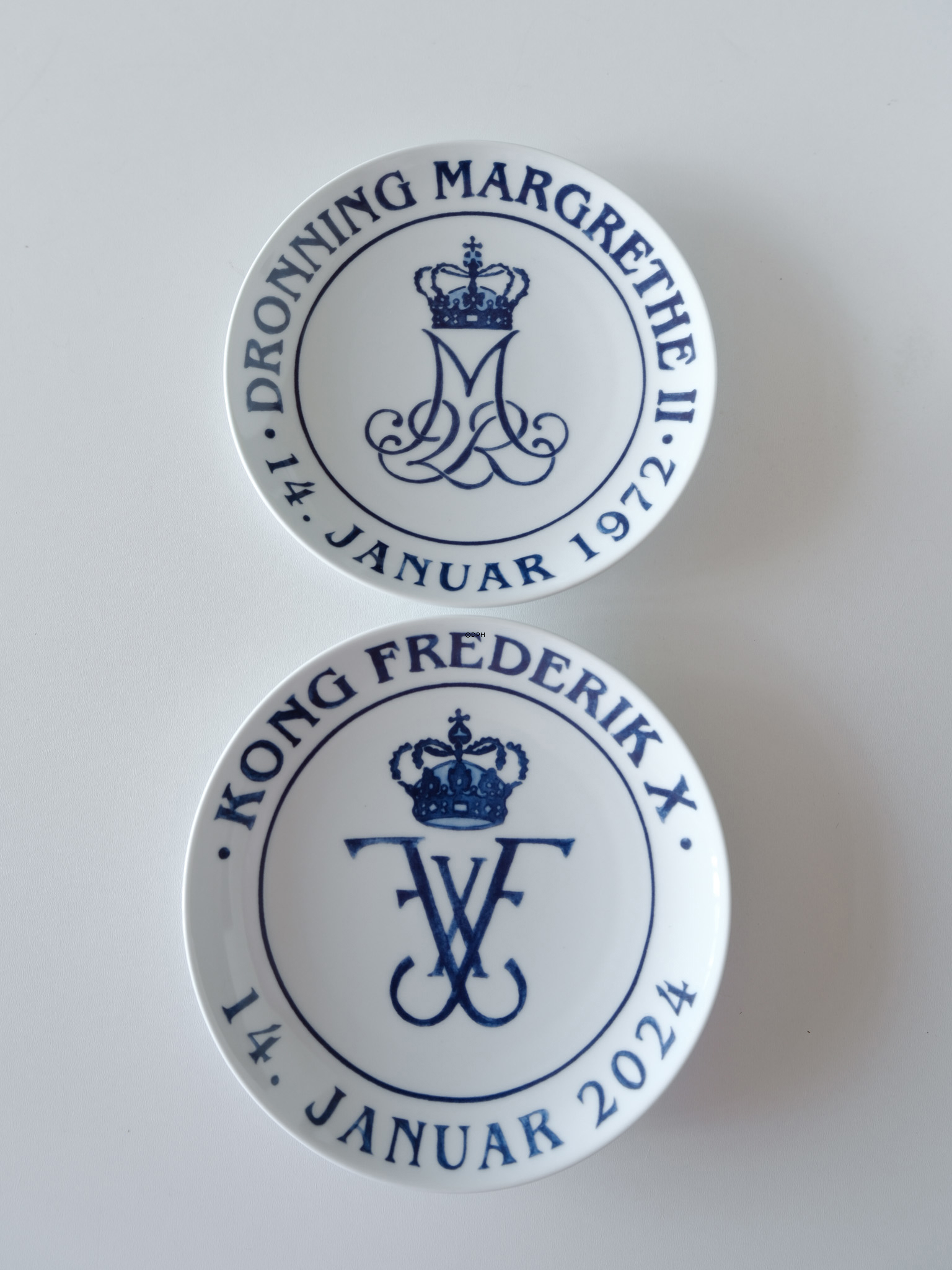 Royal Copenhagen Krönungsteller, Set, herausgegeben anlässlich des Thronwechsels im Jahr 2024