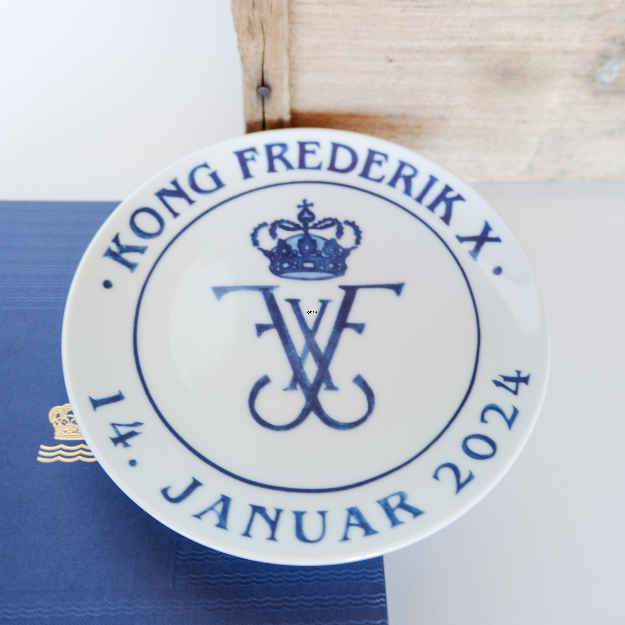 Royal Copenhagen Krönungsteller, Set, herausgegeben anlässlich des Thronwechsels im Jahr 2024