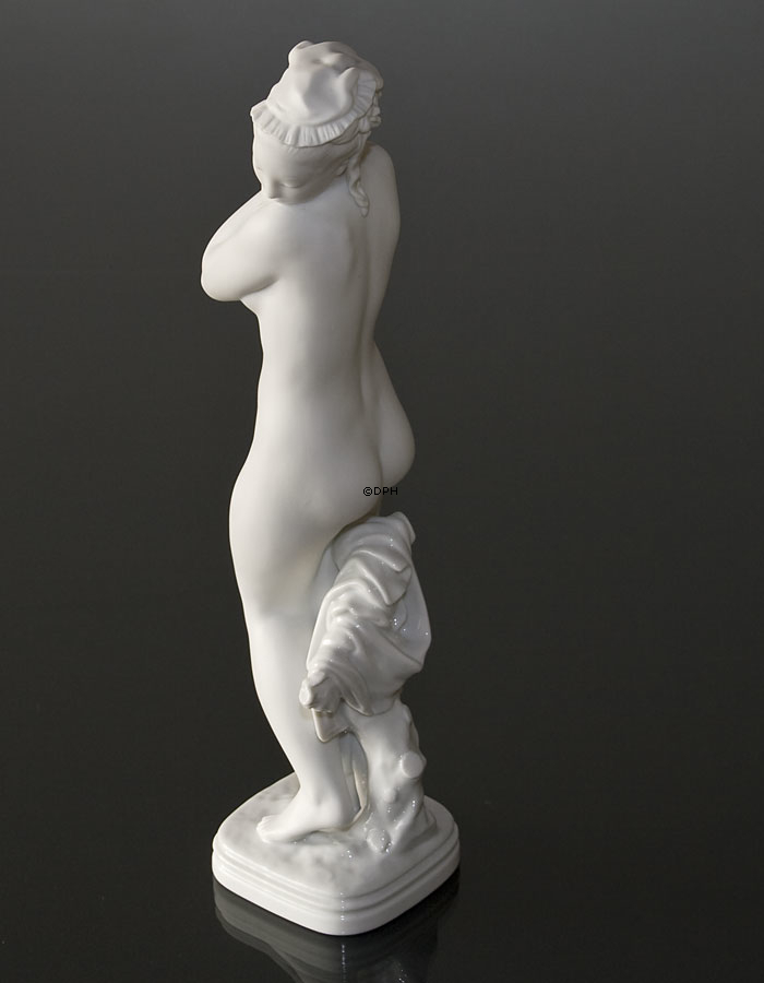 Badendes Mädchen Klassische nackte weiße Figur, Royal Copenhagen Figur Nr. 134