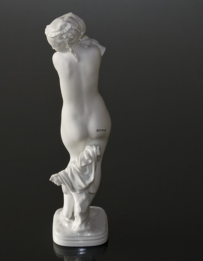 Badendes Mädchen Klassische nackte weiße Figur, Royal Copenhagen Figur Nr. 134