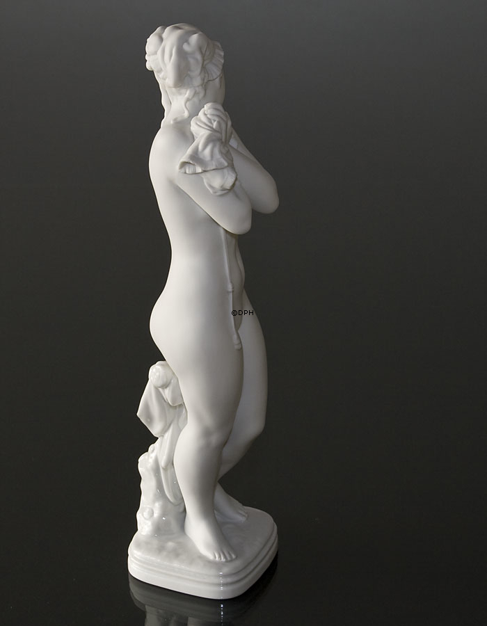 Badendes Mädchen Klassische nackte weiße Figur, Royal Copenhagen Figur Nr. 134