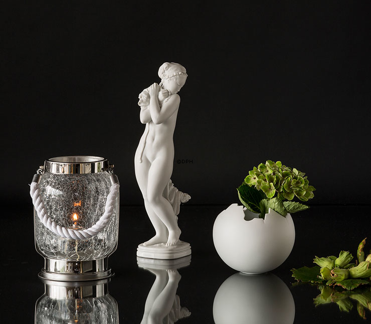 Badendes Mädchen Klassische nackte weiße Figur, Royal Copenhagen Figur Nr. 134