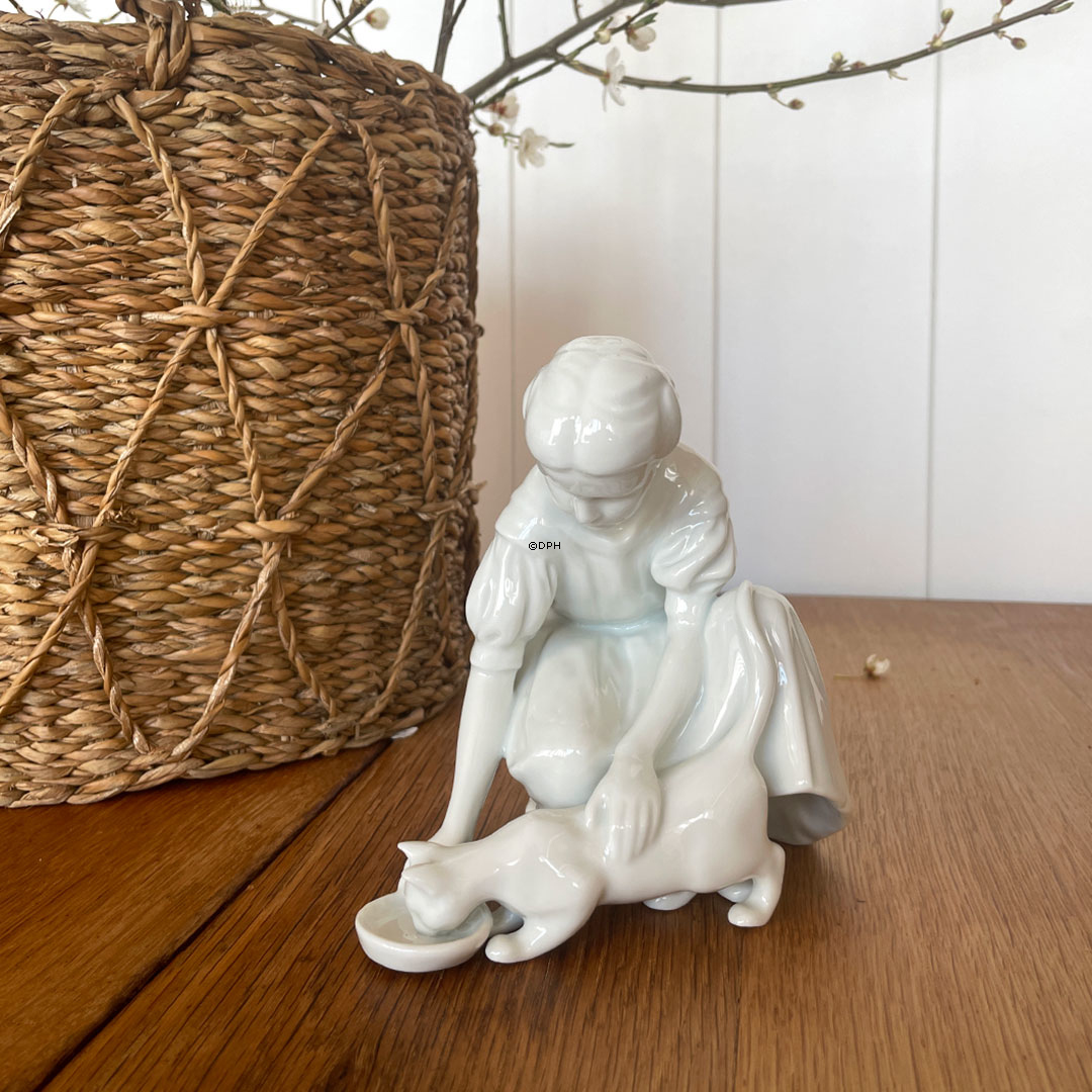 Nur ein Tropfen, Mädchen mit Katze, Royal Copenhagen Figur Nr. 421