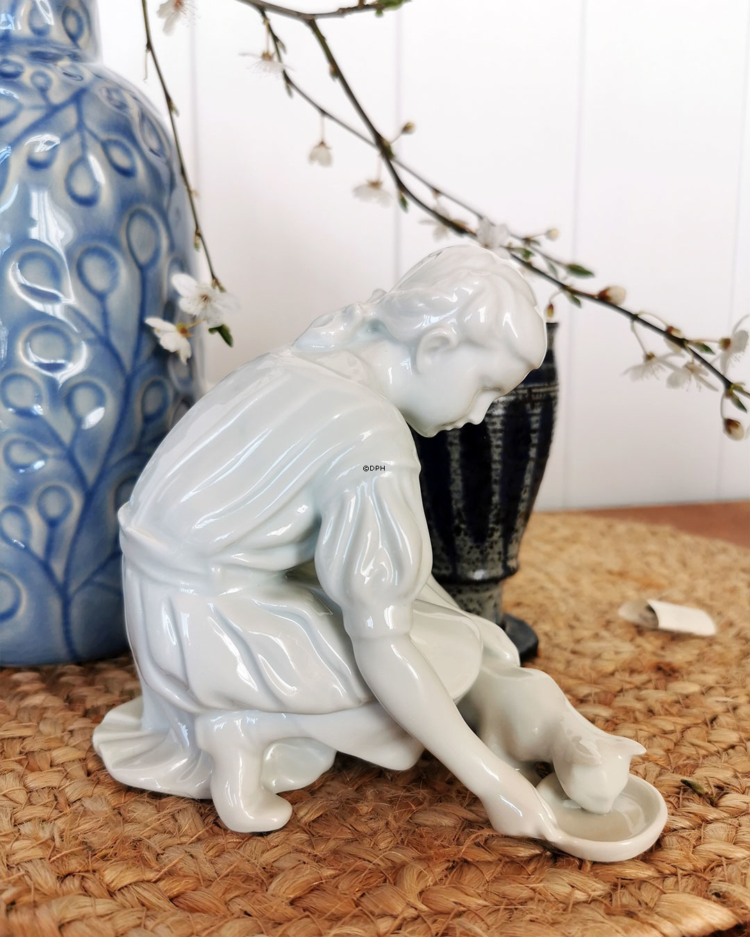 Nur ein Tropfen, Mädchen mit Katze, Royal Copenhagen Figur Nr. 421