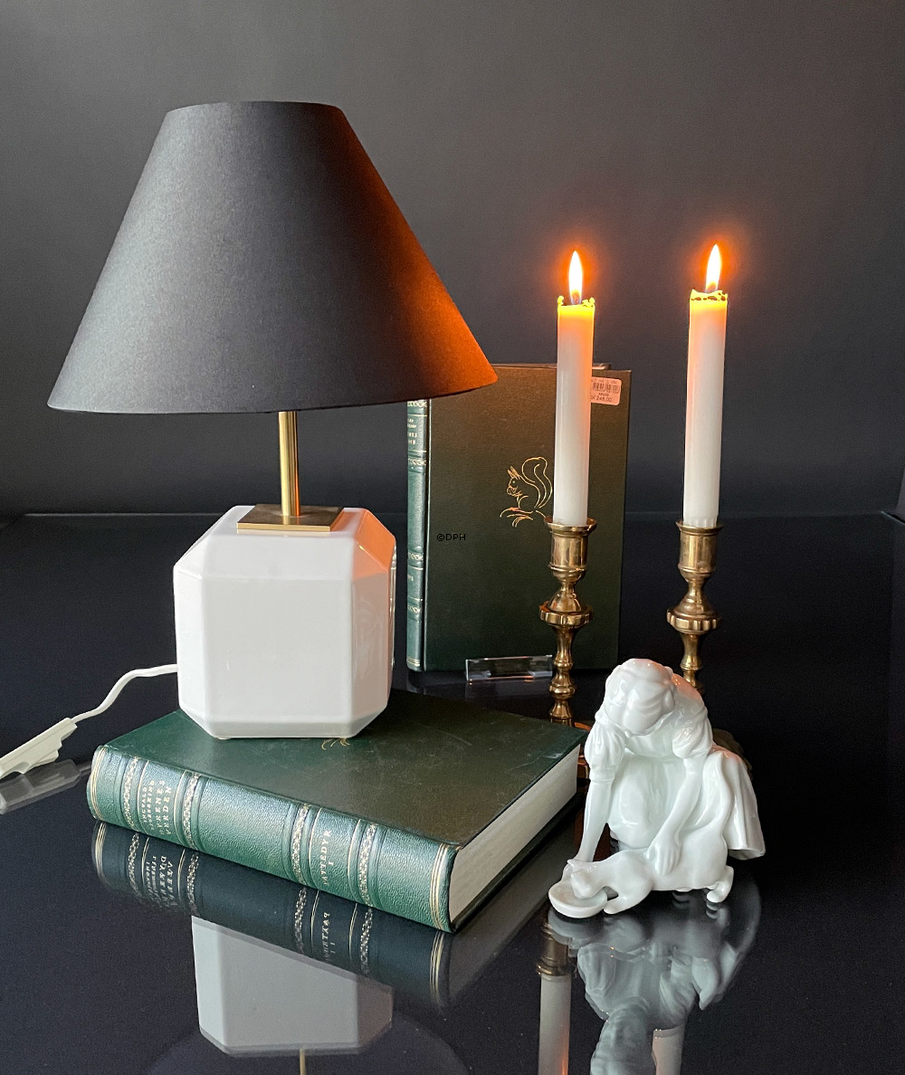 Nur ein Tropfen, Mädchen mit Katze, Royal Copenhagen Figur Nr. 421