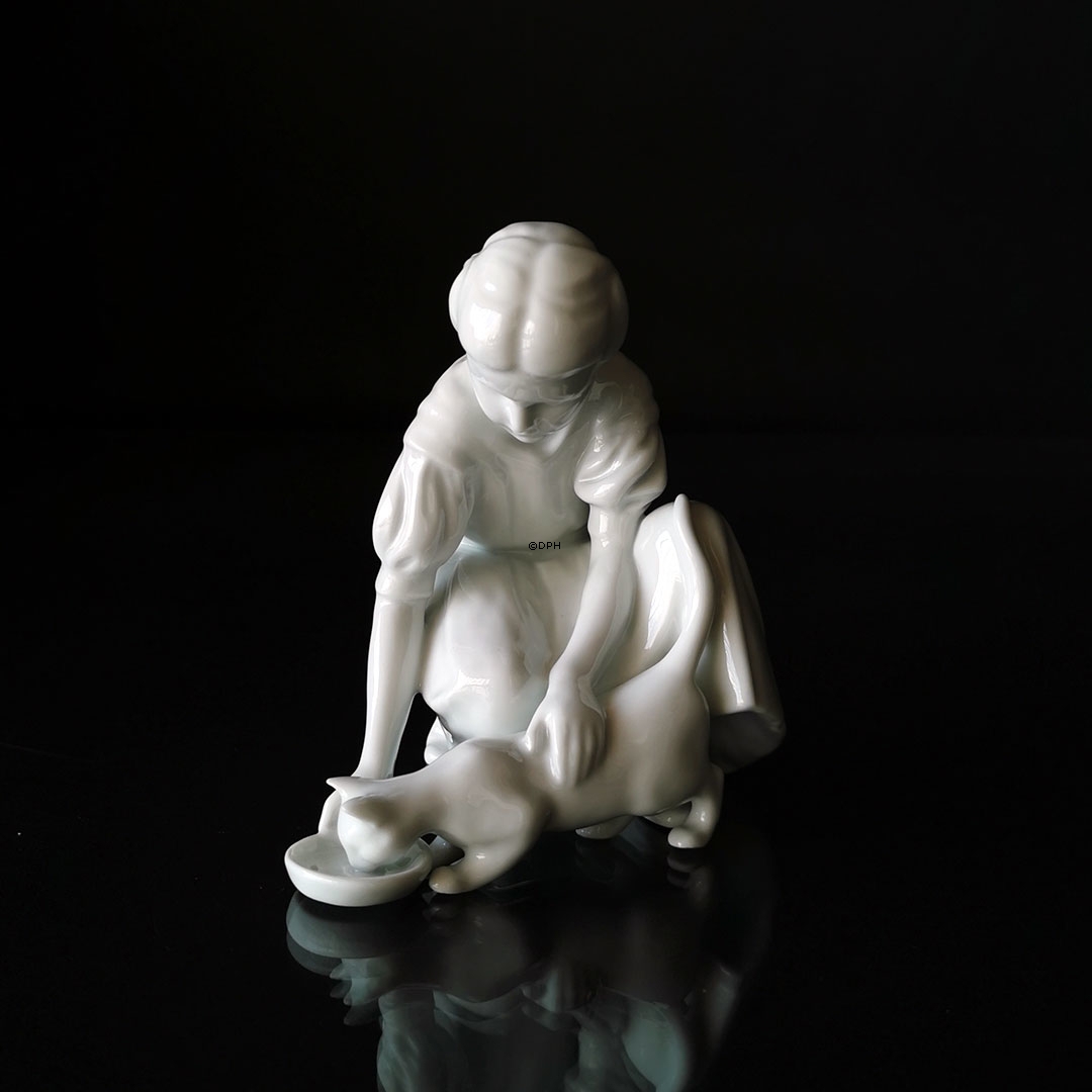 Nur ein Tropfen, Mädchen mit Katze, Royal Copenhagen Figur Nr. 421