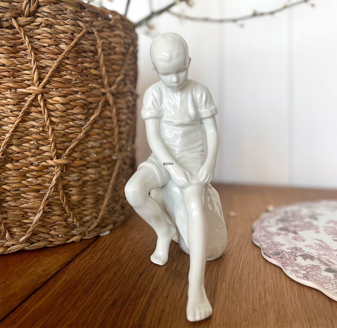 Junge, der auf Stein sitzt, Royal Copenhagen Figur Nr. 520