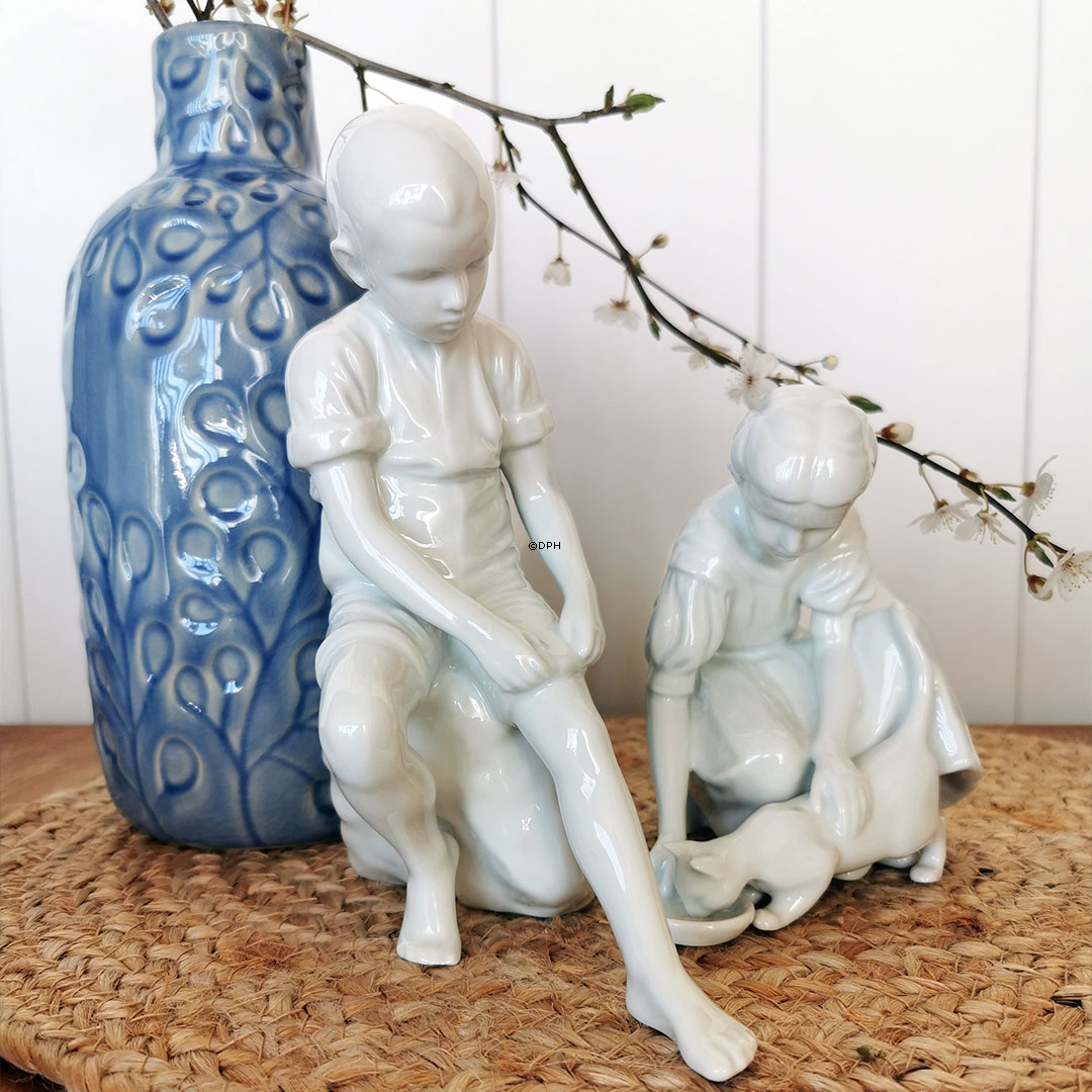 Junge, der auf Stein sitzt, Royal Copenhagen Figur Nr. 520