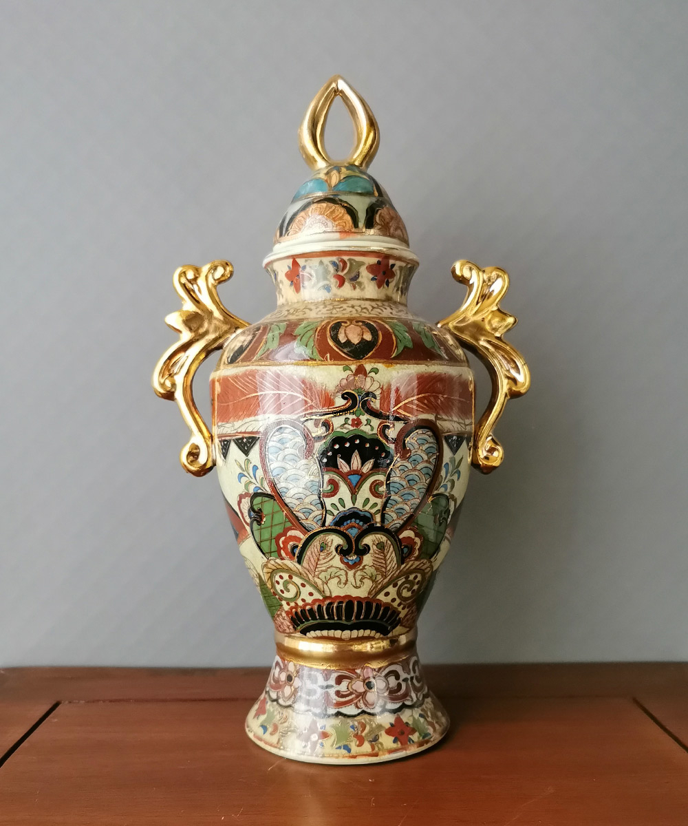 Chinesischer Tempelkrug mit goldenen Ohren