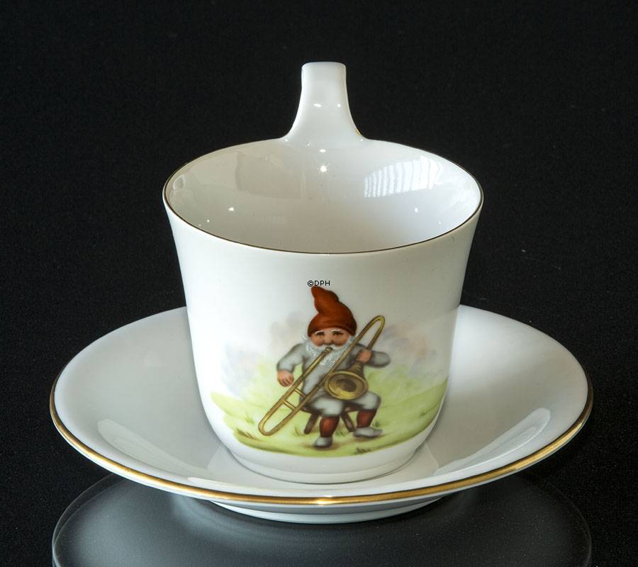 Bing & Gröndahl Weihnachtsbecher mit Wichtel, der Posaune spielt