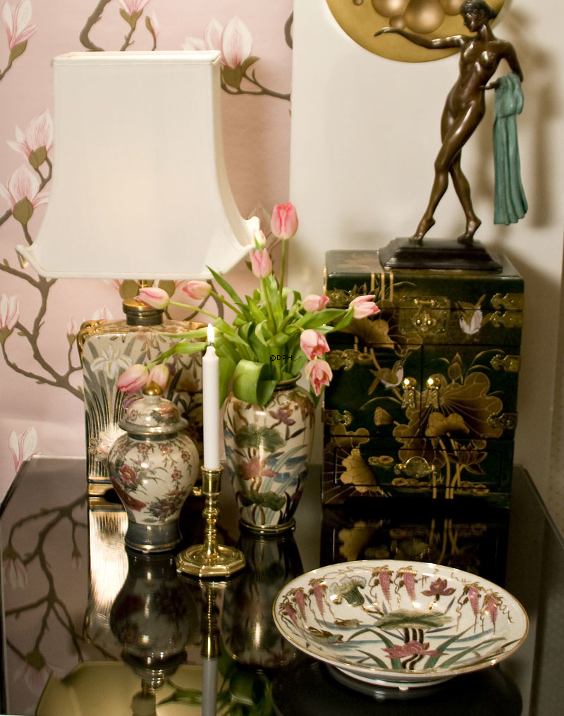 Kutani-TischSchale mit Wasser und Blumen