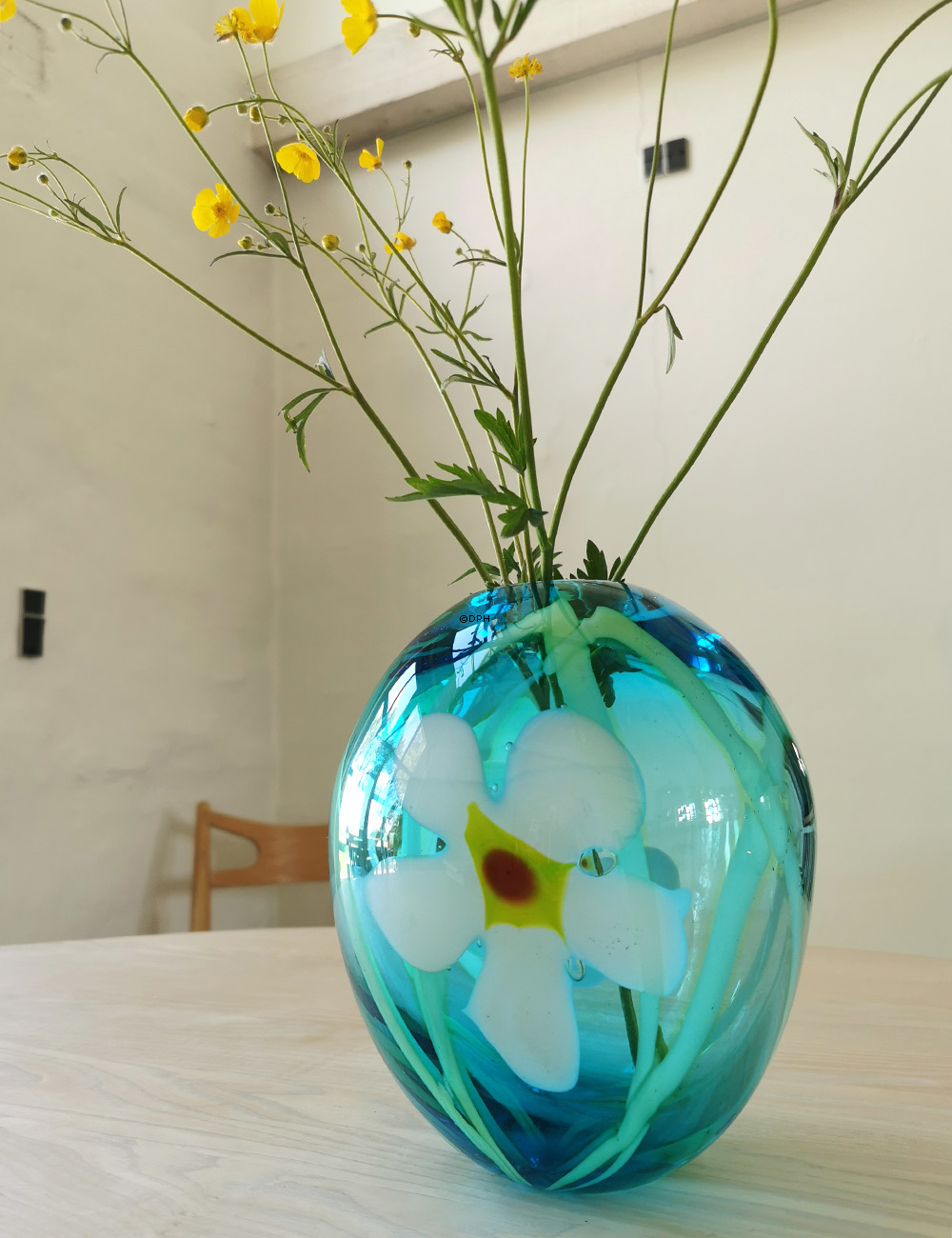 Große Runde Glasvase, blau mit Blume, Mundgeblasene Glaskunst