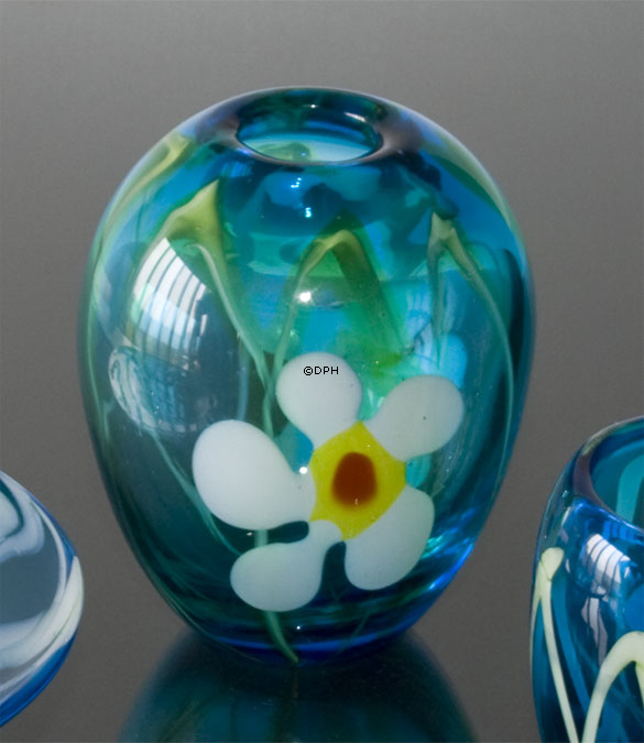 Große Runde Glasvase, blau mit Blume, Mundgeblasene Glaskunst