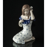Junge Dame mit Margeriten in gepunktetem Kleid, Karen, Royal Copenhagen Figur Nr. 008