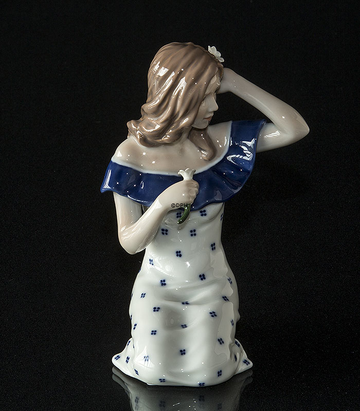 Junge Dame mit Margeriten in gepunktetem Kleid, Karen, Royal Copenhagen Figur Nr. 008
