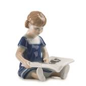 Elsa liest, mini, Mädchen sitzt mit Buch, Royal Copenhagen Figur