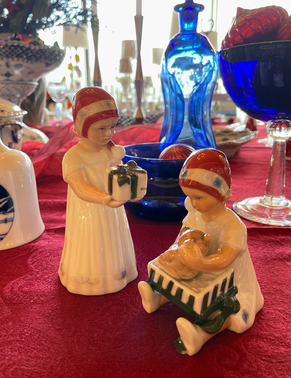 Elsa, Mädchen mit ihrem Weihnachtsgeschenk, Royal Copenhagen Figur Nr. 098